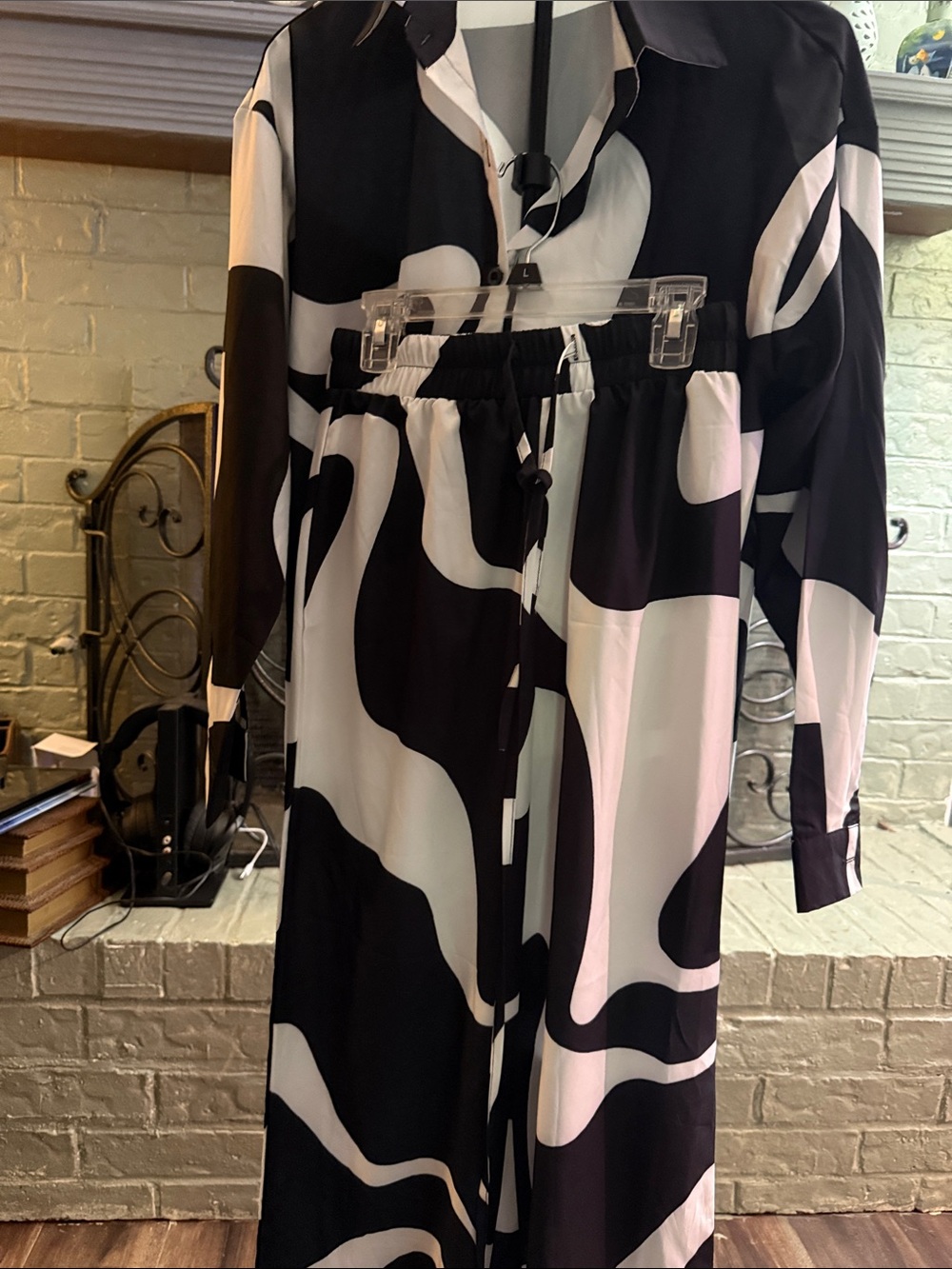 Monochrome Wide-Leg Printed Pants - Black & White Contemporary Style